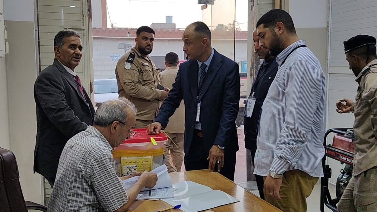 متابعات … لعملية وصول صناديق الاقتراع من مراكز الاقتراع إلى مكاتب الإدارة الانتخابية في البلديات المستهدفة