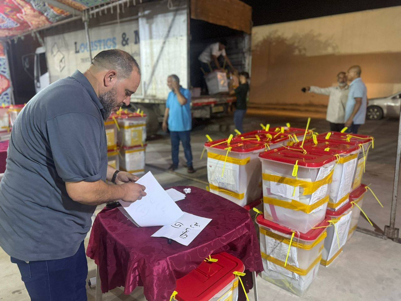 متابعات … لعملية وصول صناديق الاقتراع من مراكز الاقتراع إلى مكاتب الإدارة الانتخابية في البلديات المستهدفة
