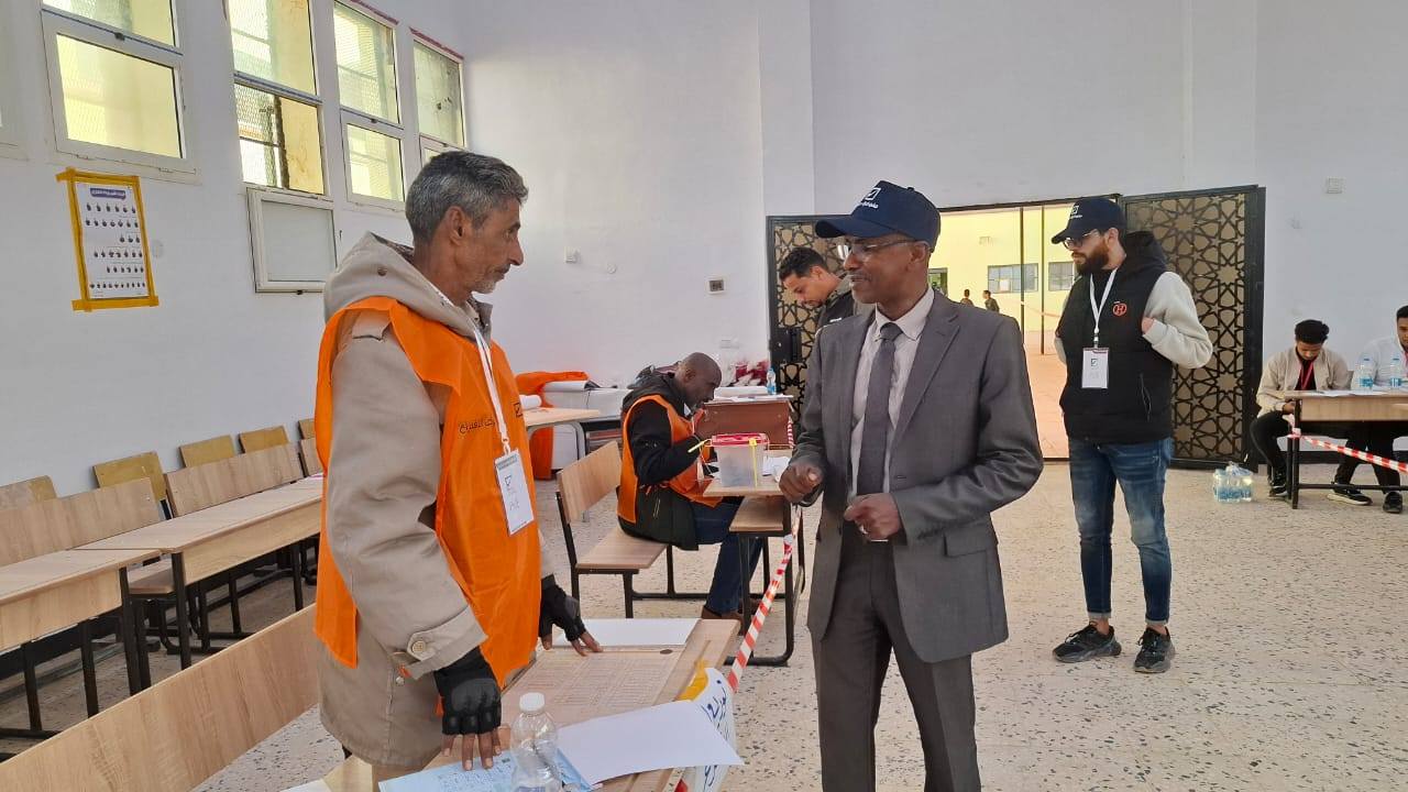 متابعات جولة عضو مجلس المفوضية، السيد أبوبكر مردة من داخل مراكز الاقتراع ببلدية سبها ضمن انتخابات المجالس البلدية (المجموعة الثالثة – 2025)