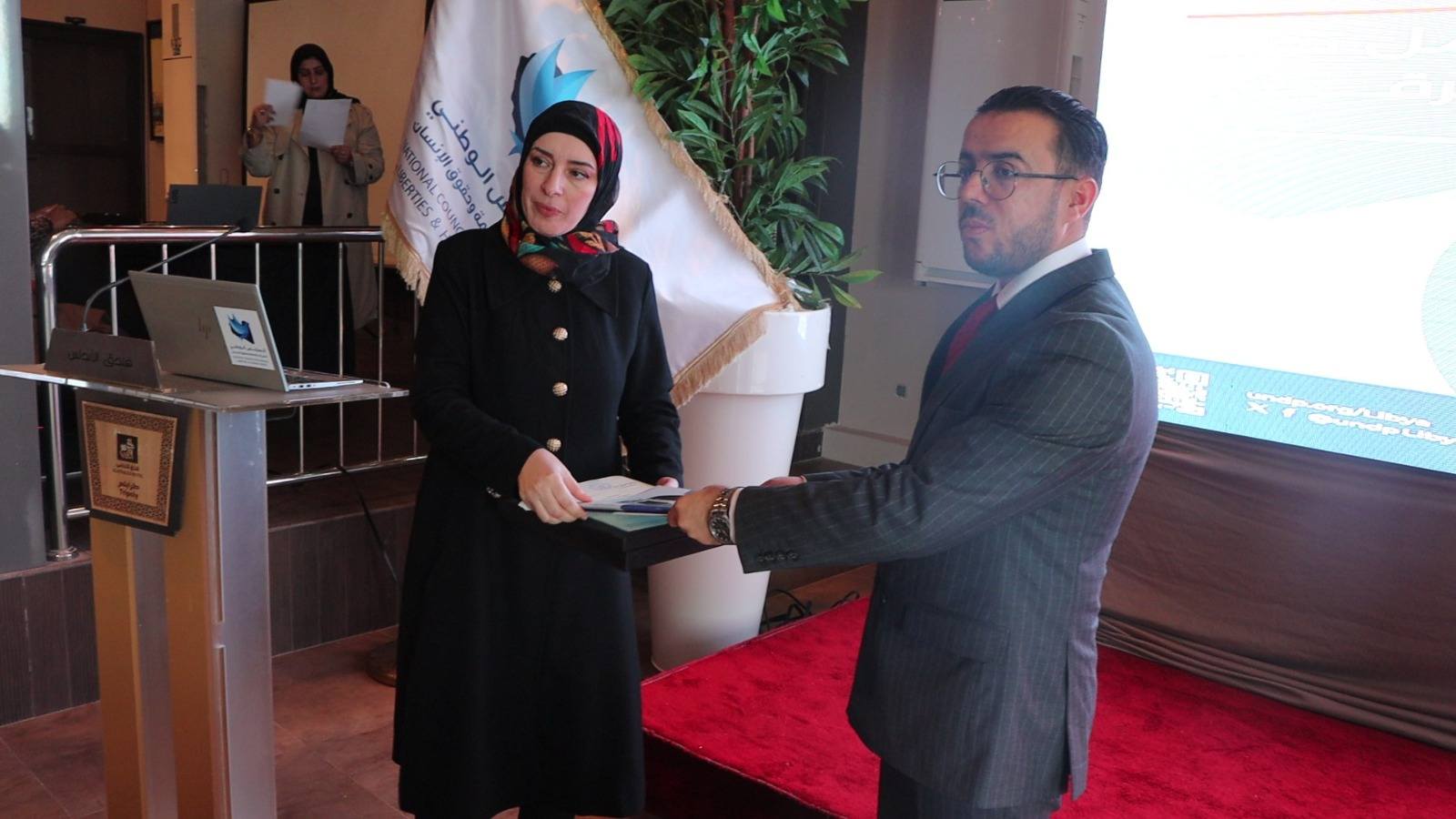 عضو مجلس المفوضية تسلم تقرير منصة الرصد الإلكتروني إلى رئيس المجلس الوطني للحريات وحقوق الإنسان