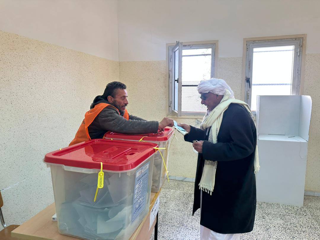 متابعات من داخل مركز الاقتراع سمر قند ببلدية طبرق.