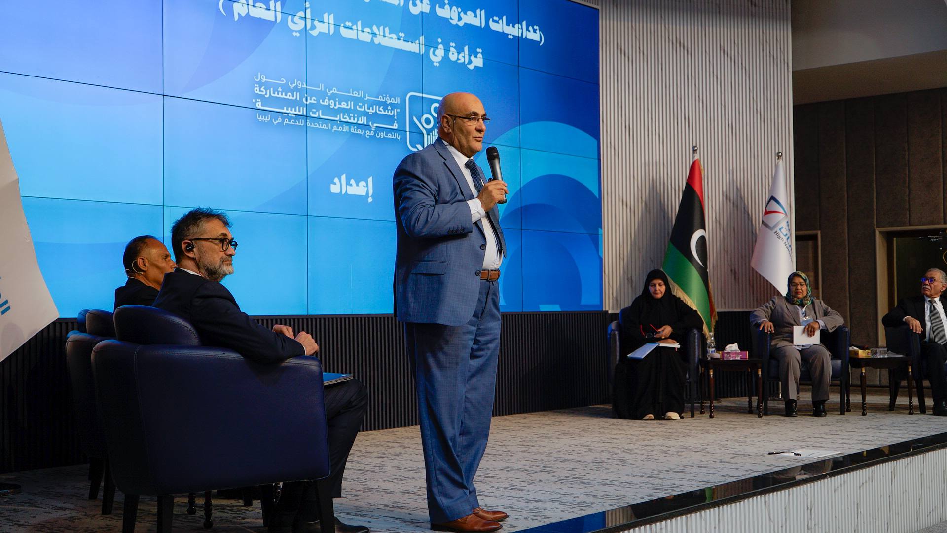 متابعات انطلقت أعمال الجلسة العلمية الأولى بعنوان “إشكاليات العزوف” برئاسة الدكتور صالح الذباح