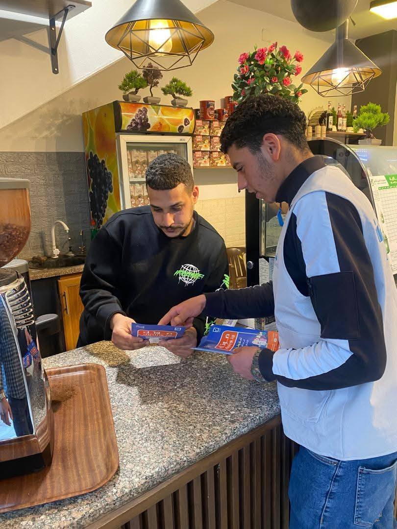 متابعات .. حملة توعوية استهدفت بعض المحلات التجارية بالبلدية لـتحفيز الناخبين بضرورة المشاركة في انتخاب المجلس البلدي تاجوراء