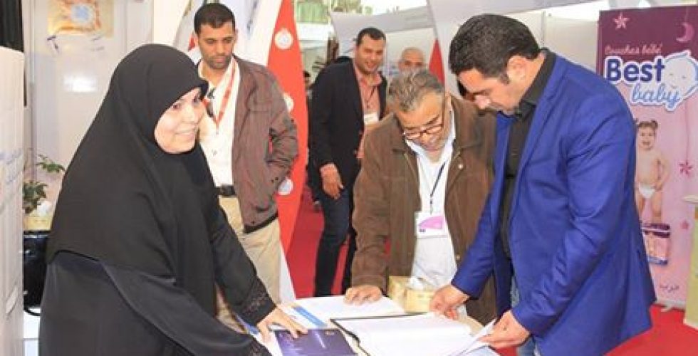 زار عضو مجلس المفوضية السيد عبد الحكيم الشعاب، جناح المفوضية بمعرض طرابلس الدولي والذي افتتح يوم 2 أبريل الماضي ويشهد حالياً دورته الخامسة والأربعين.
وعبر الشعاب عن تقديره لمجهودات إدارة التوعية التي تهدف من خلالها إلى فتح سبل التواصل المباشر مع المواطنين والاستماع إلى آرائهم فيما يخص العملية الانتخابية، وأثنى على الصورة الحسنة التي ظهر بها الجناح وعلى البرامج والفعاليات والأنشطة التفاعلية المقدمة إلى المواطنين الزائرين.

وفي ذات السياق، كان قد زار جناح المفوضية في وقت سابق عضو مجلس المفوضية السيد أبوبكر مردة، وثمّن الجهود المبذولة في سبيل تقديم الجناح على الوجه المطلوب، شاكراً لموظفي المفوضية ورئيس الجناح حسن أدائهم وتعاونهم.