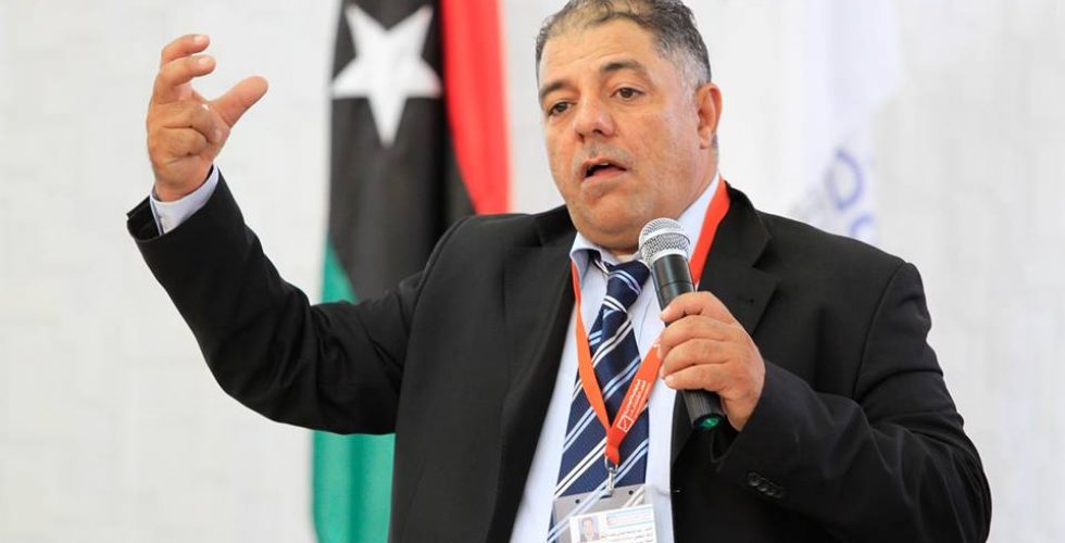 18425277_1060117120788508_8717318696364808713_n افتتحت صباح يوم الاحد 14 مايو2017، فعاليات ورشة عمل حول رصد المخاطر الانتخابية، بتنظيم وإشراف مكتب المتابعة بالادارة العامة بتعاون فريق إدارة المخاطرالمكلف، واستهدفت الورشة عدداً من منسقى التدريب بالمكتب الإدارات الانتخابية. حضر فعاليات الورشة المدير العام السيد/ سعيد القصبي، وفريق عمل إدارة المخاطر الانتخابية وذلك بمقرالمفوضية . وأشاد