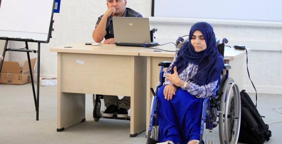 ظم المنتدى الليبي لحقوق الأشخاص ذوي الإعاقة صباح اليوم الأحد 21 مايو 2017، ورشة عمل تثقيفية للتعريف بحقوق الأشخاص ذوي الإعاقة، وذلك بالتنسيق والتعاون مع إدارة التوعية والعلاقات بالمفوضية في إطار خطة الإدارة لمد جسور التواصل مع كافة المعنيين بالمشاركة الانتخابية.
حضر الورشة موظفو المفوضية وأعضاء المنتدى، وافتتحت فعالياتها السيدة هدى دهان عضو المنتدى، موضحة أهداف الورشة للتعريف بحقوق الأشخاص ذوي الإعاقة، كما أوضحت في كلمتها المقاربات الحديثة للإعاقة ودعت إلى ضرورة تفكيك الحواجز الاجتماعية والاقتصادية والبيئية التي تمنع ذوي الإعاقة من المشاركة الكاملة في الحياة الاجتماعية والسياسية.
وتحدثت عضو المنتدى السيدة نبيهة أبوسن عن المواثيق الدولية لحقوق الإنسان وعن الانتهاكات والإقصاءات التي يتعرض لها ذوو الإعاقة في مجالات العمل والمشاركة السياسية، كما تحدث عضو المنتدى عبد الرؤوف شنب عن المقاربات الخيرية والاجتماعية والطبية لافتاً إلى أهمية تصحيح المفاهيم المتعلقة بالإعاقة.