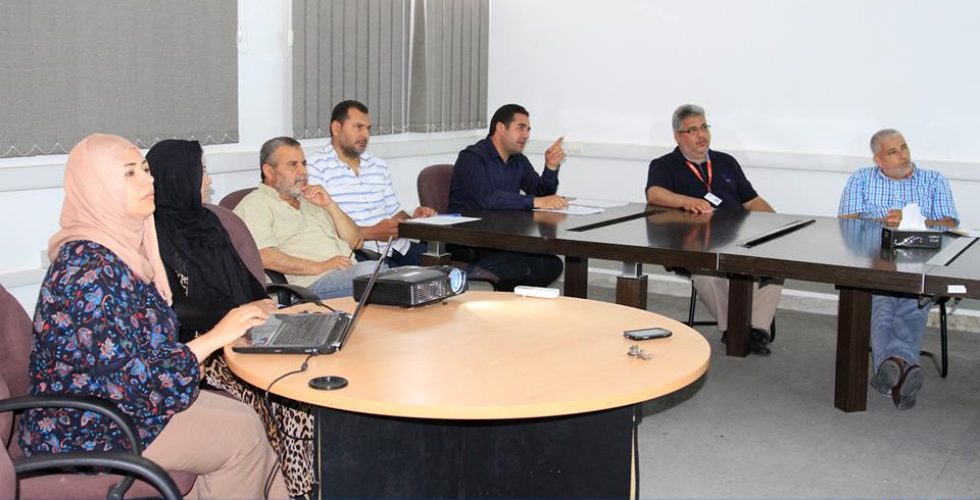 19046640_1043621115770678_2062904665_n سلمّت إدارة التوعية النسخة النهائية من الخطة التنفيذية الخاصة بالتواصل وبناء العلاقات، إلى مجلس المفوضية، وسلّم النسخة مدير الإدارة السيد/ الصادق الزكار، وقام بالاستلام عضو المجلس السيد/ عبد الحكيم الشعاب، وذلك خلال الاجتماع الذي انعقد اليوم الثلاثاء 6 يونيو 2017م، بحضور موظفي الإدارة.
وكانت الإدارة قد عكفت خلال الفترة الماضية على صياغة الخطة وفقاً للاستراتيجية التي أعدها مجلس المفوضية، كأحدى منطلقات تطوير العملية الانتخابية، وتحقيق مستويات عالية من التميز. وتسعى الاستراتيجية إلى ترسيخ مكانة وهوية المفوضية ورفع مستوى الوعي حول الدور المناط بها وإعداد حزمة من برامج التواصل مع الشركاء.
وقد تضمنت الخطة ثلاثة عشر نشاطاً رئيسياً تنوعت ما بين تصميم وإنتاج مواد مرئية ومقروءة والمشاركة في فعاليات وطنية ودولية، وتطوير الموقع الرسمي وإعداد قواعد بيانات للتواصل إضافة إلى إصدار نشرات وتقارير دورية.
وأثنى (الشعاب) خلال الاجتماع على جهود الموظفين واصفاً الخطة بأنها متكاملة وتبرز المستوى المهني للإدارة مشيراً إلى بعض الملاحظات التي تتعلق بالأزمنة المحددة للتنفيذ.
