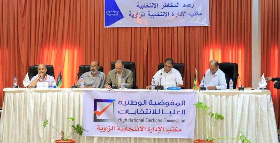 19990115_1097681357032084_1946661451128017291_n في إطار استعدادات المفوضية الدائمة وإثبات جهوزيتها لتنفيذ أي استحقاق انتخابي، عقدت يوم الأحد الموافق 09/07/2017م ورشة عمل بعنوان ( رصد المخاطر الانتخابية ) بمكتب الإدارة الانتخابية الزاوية وذلك بالدائرة الفرعية ( صبراته ) .
واستهل إفتتاح الورشة بكلمة عميد بلدية صبراته السيد / أبو القاسم كرير الذي أكد على أهمية وفائدة التعاون المؤسسي ما بين المفوضية والبلديات لوجستياً وإدارياً للورش الفنية والعلمية والإدارية، ثم تلى ذلك كلمة المفوضية والتي قدمها م . صلاح الدين الهادي الكميشي مدير إدارة العمليات الانتخابية، والذي شكر البلدية على تعاونها ودعمها وعرج على عنوان الورشة وأهمية رصد هذه المخاطر الانتخابية والتي من المفترض أن تتنوع ما بين مخاطر أمنية وإدارية وقانونية وبيئية لتفادي أي اختناق قد يحدث أثناء سير العملية الانتخابية المتوقعة في أي وقت قادم.
هذا وقد حضر أيضاً السيد / مصطفى الحشاني، والمدرب / فتحي سعيد اللذان قادا الورشة فنياً، بالإضافة إلى أعضاء من الإدارة العامة مهتمين وعاملين على عنــــوان الورشة ( رصد المخاطر الانتخابية ) وكذلك حضر الورشة زخم من المدربين الأساسيين والمتعاونيين والمنسقيين ونشطاء سياسيين ومنظمات المجتمع المدني التي شاركت بإيجابية وتفاعلت في إخراج توصيات واختتمت الورشة بتوصيات حامت حول نقاط قوة يمكن تطبيقها ونقاط ضعف وحلول لمعالجتها كانت قد لوحظت في الاستحقاقات الانتخابية السابقة، من خلال الدروس المستفادة بعملية التدقيق والمراجعة لما تم تطبيقه في السابق أو متابعته.