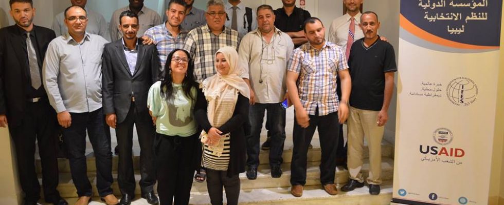 20638933_1783071601718205_198261405523725852_n اختتام #ورشة عمل حول (إدارة مواقع التواصل الاجتماعي)
************************************************
اختتم في العاصمة التونسية (تونس) ورشة العمل حول (إدارة مواقع التواصل الاجتماعي) والتي التئمت في الفترة من 1 إلى 3أغسطس الجاري، تحت إشراف المنظمة الدولية للنظم الانتخابية ((IFES واستهدفت مشرفي صفحات التواصل الاجتماعي بمكاتب الإدارة الانتخابية.
تأتي الورشة في إطار الخطة التدريبية الخاصة بالمفوضية الوطنية العليا للانتخابات، وتتضمن برنامجاً تدريبياً على كيفية إدارة صفحات التواصل الاجتماعي الخاصة بالمفوضية بالشكل المثالي، والعمل على وضع استراتيجية موحدة لإدارة تلك الصفحات بما يحقق خطط التوعية الانتخابية.