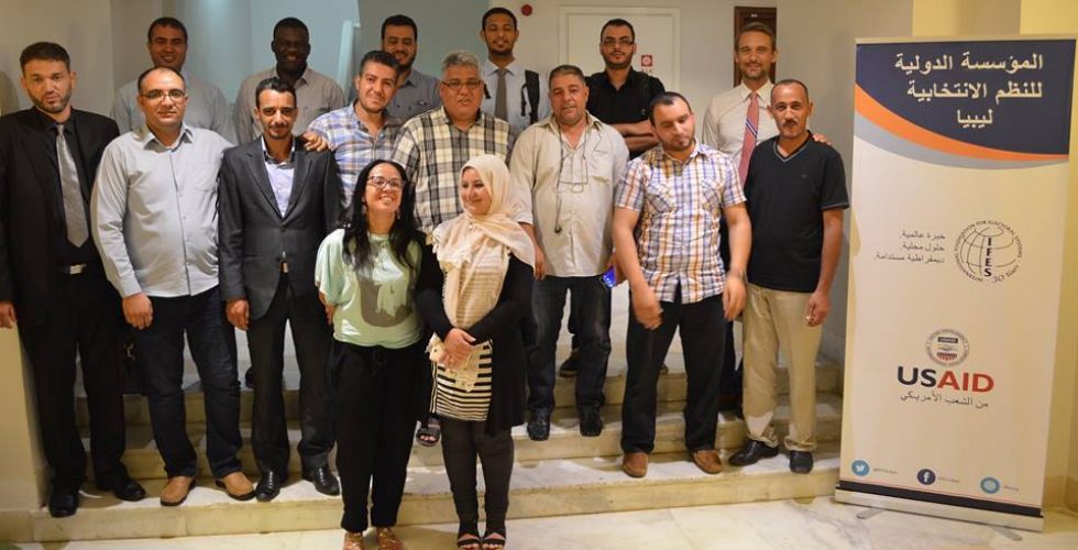20638933_1783071601718205_198261405523725852_n اختتام #ورشة عمل حول (إدارة مواقع التواصل الاجتماعي)
************************************************ اختتم في العاصمة التونسية (تونس) ورشة العمل حول (إدارة مواقع التواصل الاجتماعي) والتي التئمت في الفترة من 1 إلى 3أغسطس الجاري، تحت إشراف المنظمة الدولية للنظم الانتخابية ((IFES واستهدفت مشرفي صفحات التواصل الاجتماعي بمكاتب الإدارة الانتخابية.
تأتي الورشة في إطار الخطة التدريبية الخاصة بالمفوضية الوطنية العليا للانتخابات، وتتضمن برنامجاً تدريبياً على كيفية إدارة صفحات التواصل الاجتماعي الخاصة بالمفوضية بالشكل المثالي، والعمل على وضع استراتيجية موحدة لإدارة تلك الصفحات بما يحقق خطط التوعية الانتخابية.
