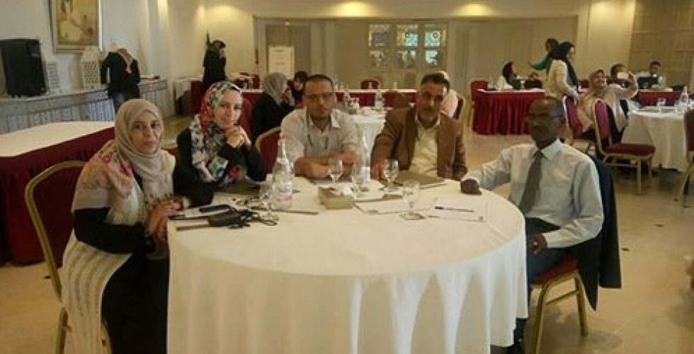 20668853_1475464402519946_1060701652_n اختتم بالعاصمة التونسية، السبت 6 أغسطس، فعاليات ورشة العمل التي أشرفت على تنفيذها بعثة الأمم المتحدة لدعم الانتخابات في ليبيا (UNSMIL)، حول ميزانية النوع الاجتماعي، واستهدفت الورشة أعضاء من البرلمان والمفوضية الوطنية العليا للانتخابات.
تهدف الورشة إلى تحليل مقاربة النوع الاجتماعي وتوظيفها في وضع السياسات العمومية، وتحديد أدوات وآليات لمناقشة قانون المالية ومعرفة الأدوار التي يمكن أن يضطلع بها المجتمع المدني في موضوع ميزانية النوع الاجتماعي.
وحضر الورشة: عضوا مجلس المفوضية السيدة رباب حلب، والسيد أبوبكر مردة، ومدير مكتب المتابعة السيدة غادة القعود، ومسؤول وحدة تمكين المرأة السيدة أريج العجيلي، ومن إدارة الشؤون الإدارية والمالية السيد سعيد أبوقصيصة والسيد مروان قواس.
وقد اختتمت الورشة بتقديم خلاصات عن تجارب دولية في مجال ميزانية النوع الاجتماعي وأهم الفرص والتحديات لإدماج هذا البعد في السياسات العامة.