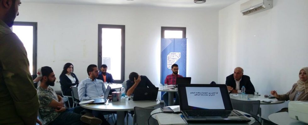 21216106_1071358479666954_2100761542_o بمشاركة المفوضية الوطنية العليا للانتخابات عقدت المنظمة (H2o) حلقة نقاش بعنوان (سبل إعادة ثقة الناخبين في العمليات الانتخابية في ليبيا)، وذلك ضمن فعاليات صالون السبت الديمقراطي الذي تعقده المنظمة دورياً. ومثل جانب المفوضية في هذا البرنامج: السيدة عائشة ثبوت، والسيد عمر عبد الدائم، من إدارة التوعية والتواصل.
ناقشت الورشة جملة من المحاور من بينها كيفية تحديد آليات التعاون بين المفوضية ومنظمات المجتمع المدني في مجال التوعية الانتخابية، كما استعرضت نتائج استبيان الرأي العام الخاص بالمشاركة في العملية الانتخابية في ليبيا، والذي قامت بإجرائه في وقت سابق المنظمة الدولية للنظم الانتخابية (IFES).