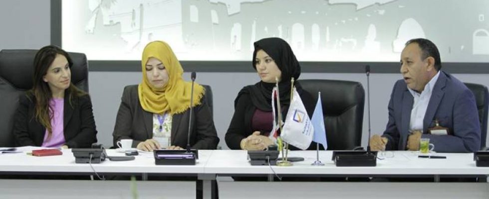 30744000_1268742263259325_6638228060296445952_n عقد صباح الخميس 19 ابريل 2018م، الاجتماع التحضيري الأول بين المفوضية الوطنية العليا للانتخابات، وكلية الفنون والإعلام بجامعة طرابلس، لبحث سبل التعاون بين الطرفين وتعزيز دور المؤسسات الإعلامية الأكاديمية كشريك فاعل في الاستحقاقات المقبلة، وذلك بمقر الإدارة العامة للمفوضية.
وثمّن المدير العام السيد سعيد القصبي في مستهل الاجتماع دور كلية الفنون والإعلام بخبراتها الأكاديمية ومواردها التقنية، في بناء الوعي الانتخابي، معرباً عن ترحيبه بأي مقترحات من شأنها أن تؤسس لشراكة فاعلة تخدم مسار الاستقرار وبناء الدولة.
وأوضحت السيدة عائشة ثبوت، المسؤول عن ملف التواصل مع كلية الفنون والإعلام، أن هذا الاجتماع هو لعرض مجموعة الأفكار العملية ليتم التأسيس عليها في بناء خطة استراتيجية بعيدة المدى تهدف إلى تخريج أجيال من الإعلاميين لديهم المعرفة التراكمية والخبرة العملية الكافية للتعامل مع الموضوعات الانتخابية، إضافة إلى خطة عمل قصيرة المدى، للرفع من مستوى مشاركة الطلاب في أي استحقاق انتخابي مقبل.
من جانبه استعرض عميد كلية الفنون والإعلام السيد د.عبد الكريم كندير رؤية الكلية في دعم العملية الانتخابية وكيفية تعزيزها بما يخلق مناخاً ايجابياً نحو المشاركة، مؤكداً أن المرحلة تستوجب من الجميع الاضطلاع بمسؤولياتهم التاريخية تجاه الوطن والأجيال القادمة.
وأوضح رئيس المختبر الإعلامي بالكلية السيد د.خالد غلام أن المختبر باعتباره أهم المؤسسات الأكاديمية الإعلامية على مستوى ليبيا، سوف يوفر براح التدريب الصحفي والإذاعي والمرئي للطلاب في المجال الانتخابي، واستعرض آليات ومنهجيات التدريب التي يقدمها المختبر لكوادر الإعلاميين.
كما شارك في الاجتماع من جانب المفوضية السيد د.جمال ابوقرين، والسيدة د.راضية المعداني. وعن جانب كلية الفنون والإعلام السيد د. النعمي السايح، والسيد د. رمزي أبوكتف، والسيدة زيزيت عضو فريق الأمم المتحدة للدعم الانتخابي في ليبيا، بعرض مقترحات تخدم خطة العمل والتواصل بين الطرفين.