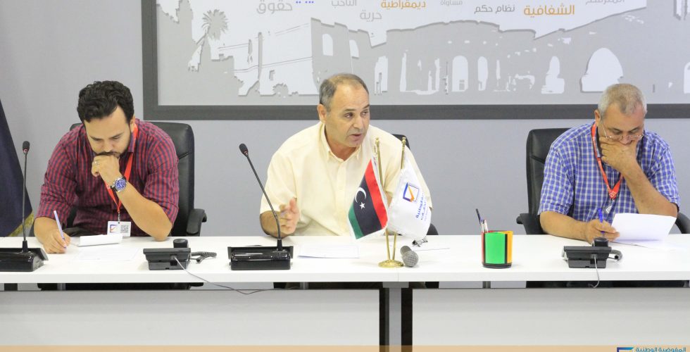 _mg_3594-copy عقد صباح الأربعاء 12 أكتوبر 2016 اجتماع ضم أعضاء اللجنة المكلفة بإعداد دراسة حول مشروع البطاقة الانتخابية، وذلك بمقر الإدارة العامة.
افتتح الاجتماع رئيس اللجنة السيد صلاح الكميشي مستعرضاً أهم المحاور التي حددتها اللجنة لآلية العمل، وناقش الحاضرون المقترحات المقدمة في هذا الإطار وبدائلها المقترحة، للمضي في تنفيذ المشروع.
وكانت اللجنة قد تم تشكيلها بقرار من مجلس المفوضية، لتتولى تقديم المقترحات العملية الخاصة بتنفيذ مشروع البطاقة الانتخابية وذلك من خلال تحديد الوسائل والإمكانيات المتاحة لتنفيذ المشروع، وتحديد الالتزامات الإدارية والمالية والقانونية المترتبة على استخدام البطاقة الانتخابية.