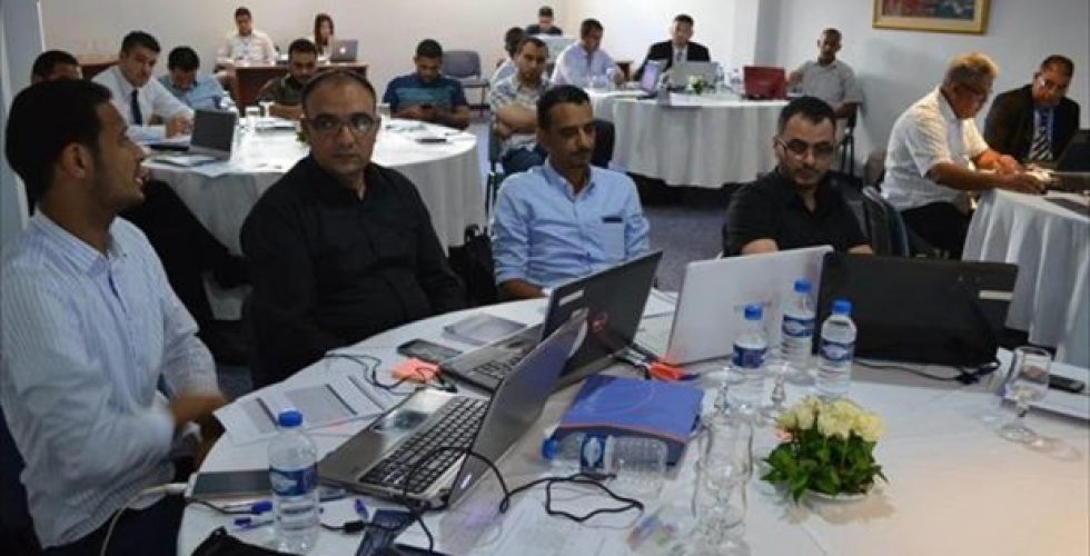 images_201323 حضر فعاليات الدورة عضو مجلس المفوضية السيد/ عبد الحكيم الشعاب،.مشيرا في مستهل كلمته بالدور الذى تقوم به المنظمات الدولية لدعم العمليات الانتخابية لافتا إلى أهمية تعزير الدور الاعلامى للمفوضية والمكاتب التابعة لها بأعتبارها الركيزة الاساسية فى نشر المعلومات وفق الاستراتجية التى اعتمدتها المفوضية .
وفى سياق متصل أوضح مدير إدارة التوعية والعلاقات بالمفوضية العليا للانتخابات الصادق الزكار،